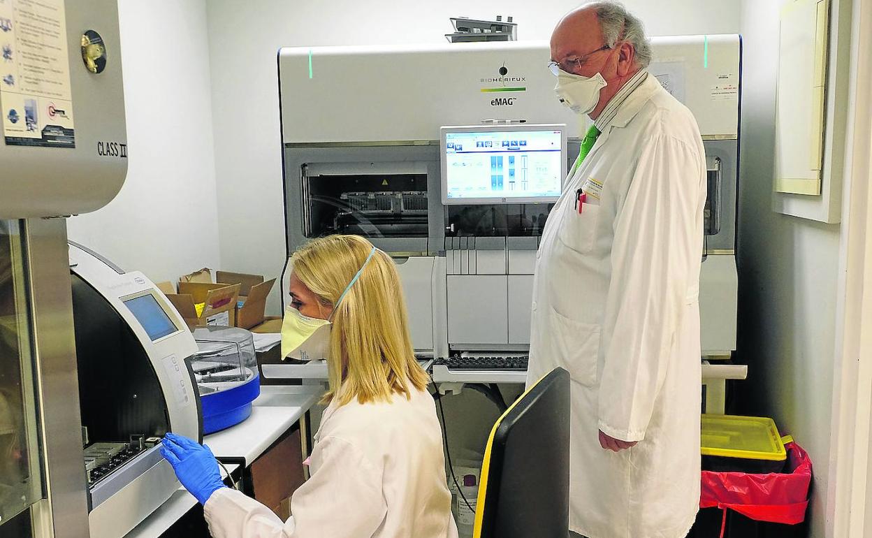 El jefe de Microbiología del Cínico, Antonio Orduña, y su compañera, Silvia Rojo, en el laboratorio.