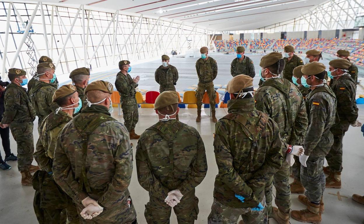 Efectivos del Ejército de Tierra a su llegada a la pista cubierta de atletismo de Sabadell para ayudar en el montaje de un hospital de campaña con capacidad para 300 plazas, este martes, cuando se cumple el decimoséptimo día del estado de alarma decretado por el Gobierno por la pandemia de coronavirus. 