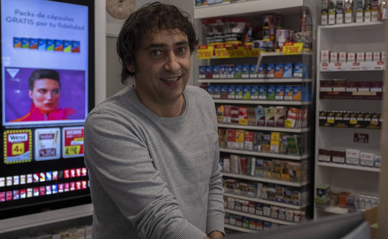 Ulpi Ciudad en el estanco de la Plaza de San Juan en el que trabaja. 