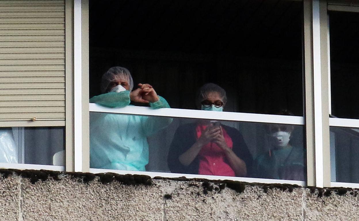 Residentes con mascarillas asomadas a la ventana de un centro asistencial de mayores en Segovia. 