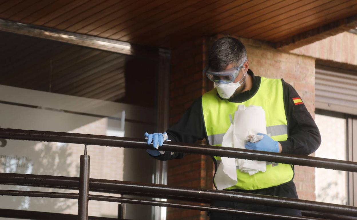 La UME desinfecta una residencia de ancianos en Palencia. 