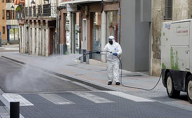 Un operario desinfecta las calles de Palencia.