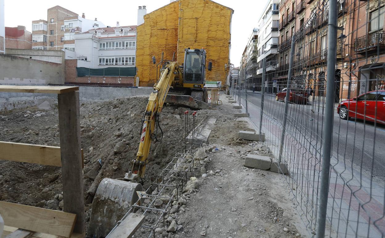 Obra de construcción, parada en la calle Menéndez Pelayo. 