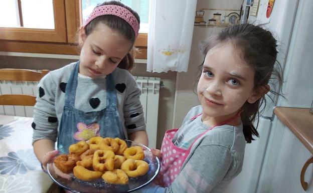 Vega e Inés, con las rosquillas