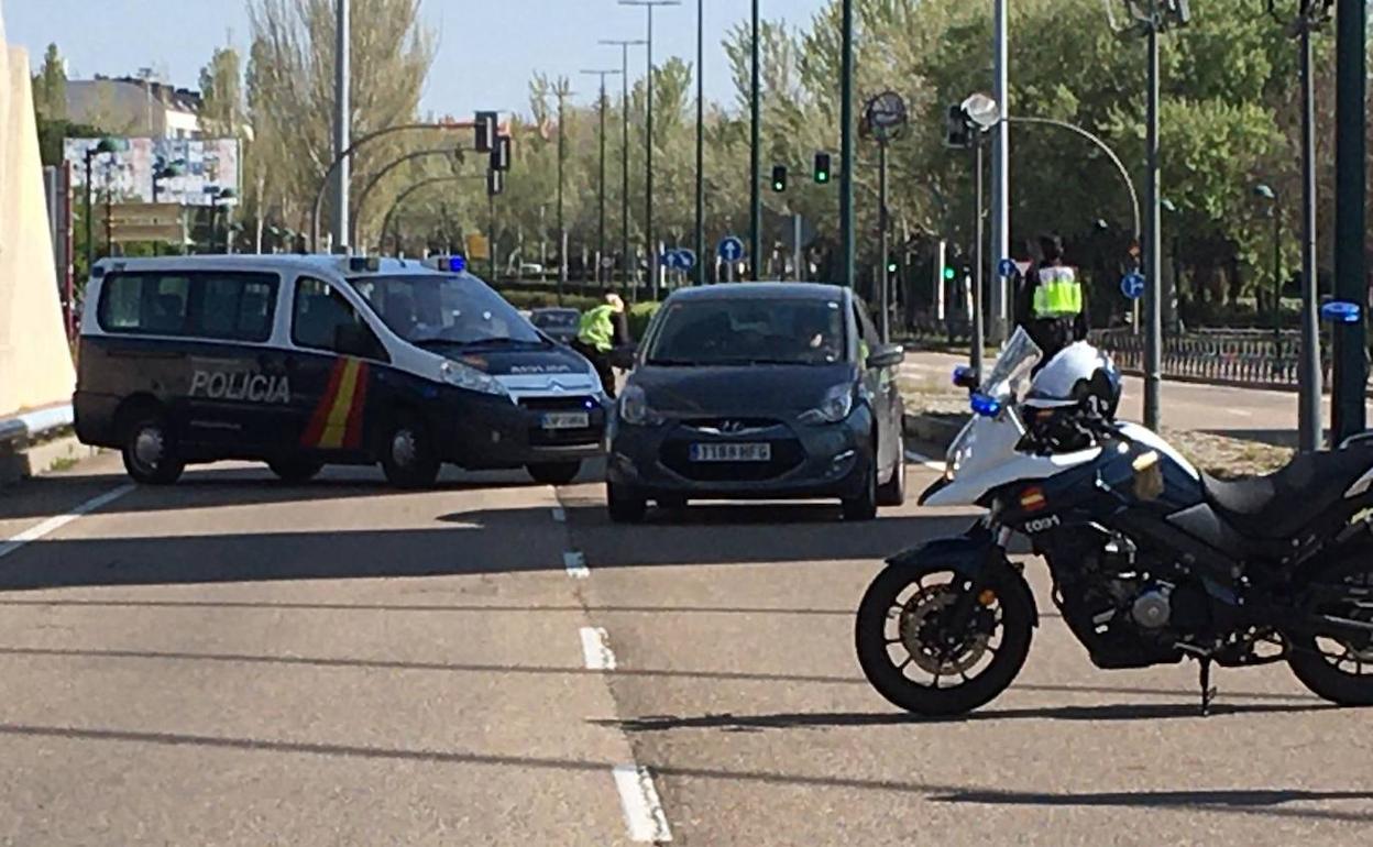 Control policial en el Puente de Hispanoamérica ayer por la tarde. 