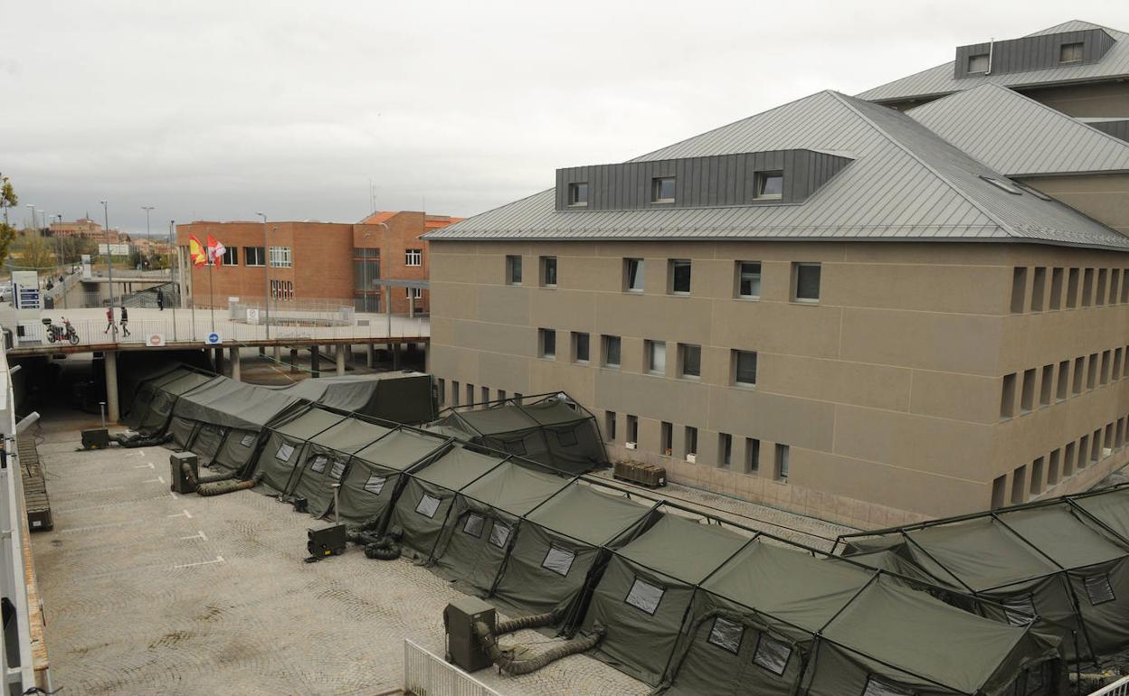 Hospital General de Segovia y el de campaña instalado por el Ejército hace una semana. 