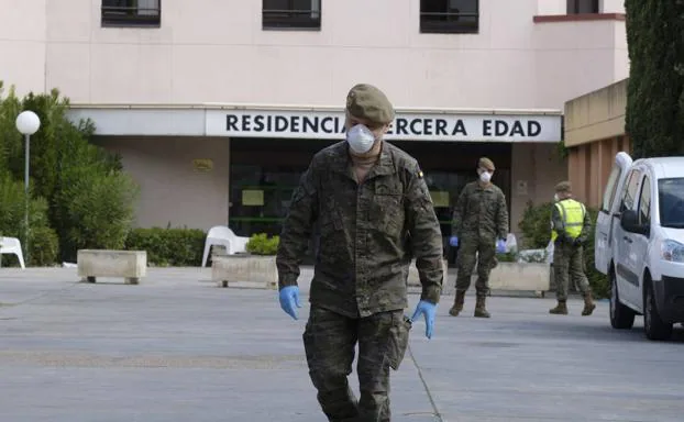 Los familiares comienzan a llevarse a los abuelos a casa