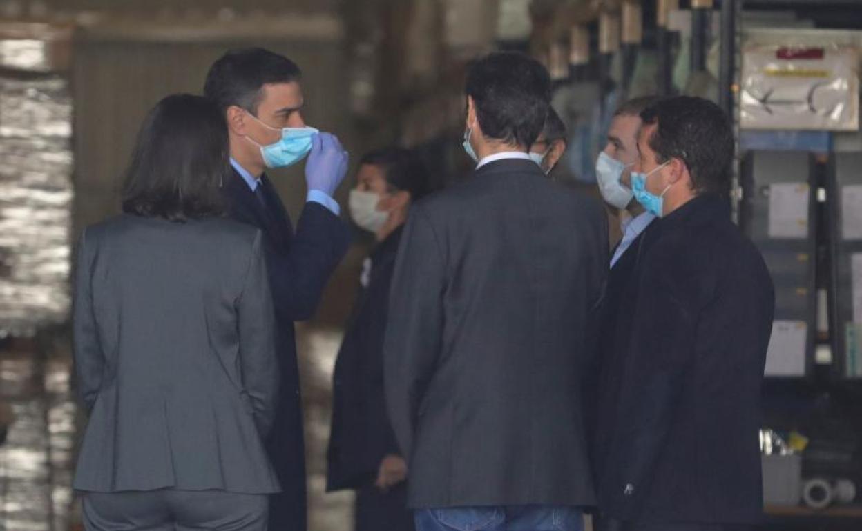 El presidente del gobierno, Pedro Sánchez, protegido con mascarilla y guantes, visita este viernes las instalaciones de la empresa Hersill, en Móstoles (Madrid).