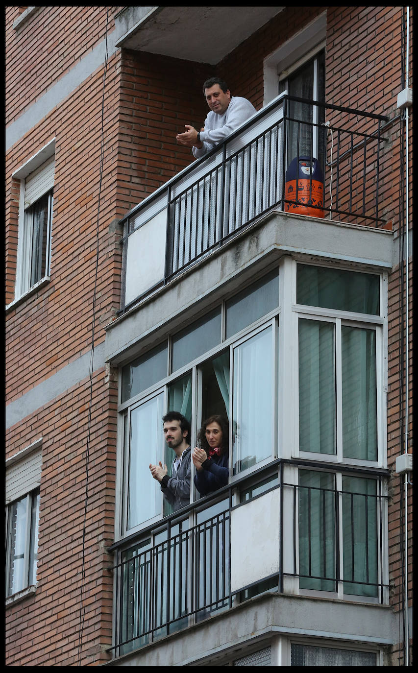 Fotos: Los balcones de La Rondilla se llenan a las ocho de la tarde para aplaudir a los que luchan contra el coronavirus
