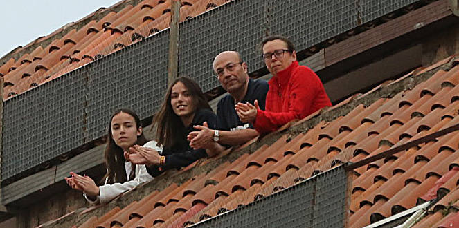Fotos: Los balcones de La Rondilla se llenan a las ocho de la tarde para aplaudir a los que luchan contra el coronavirus