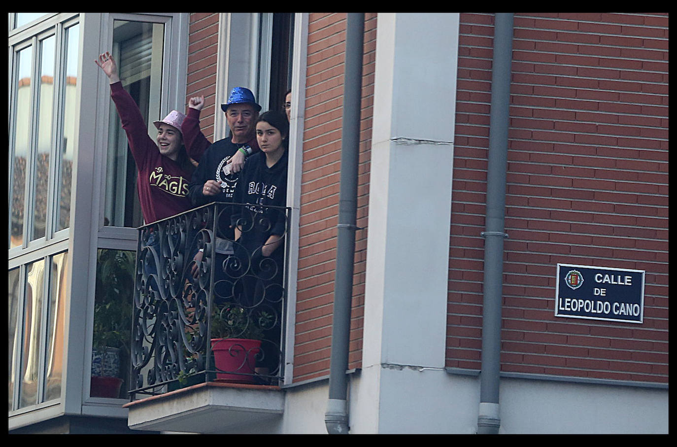 Fotos: Los balcones de La Rondilla se llenan a las ocho de la tarde para aplaudir a los que luchan contra el coronavirus