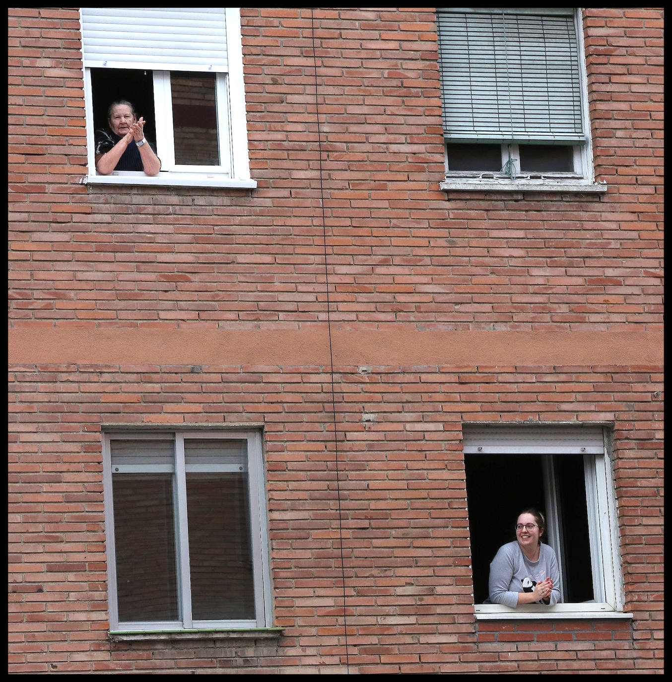 Fotos: Los balcones de La Rondilla se llenan a las ocho de la tarde para aplaudir a los que luchan contra el coronavirus