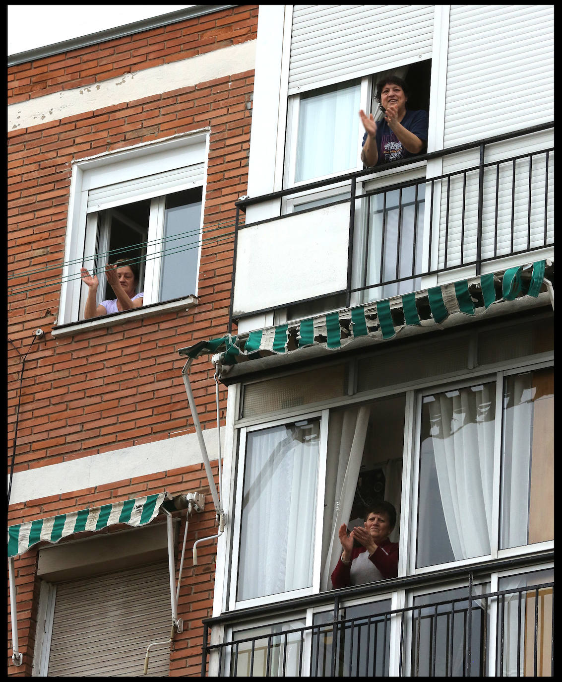 Fotos: Los balcones de La Rondilla se llenan a las ocho de la tarde para aplaudir a los que luchan contra el coronavirus
