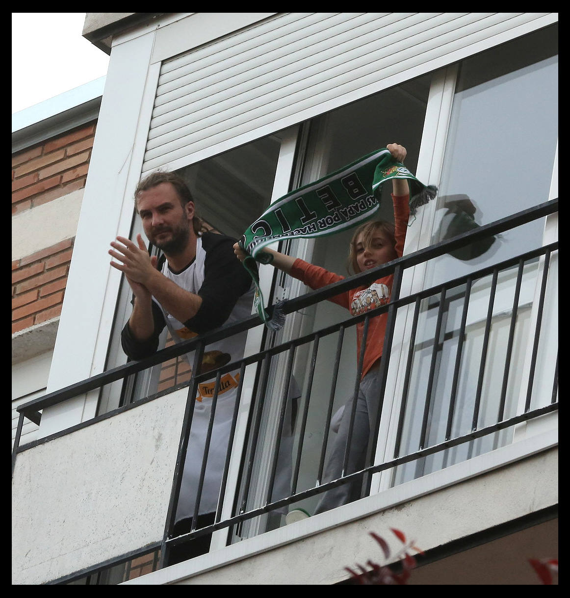 Fotos: Los balcones de La Rondilla se llenan a las ocho de la tarde para aplaudir a los que luchan contra el coronavirus