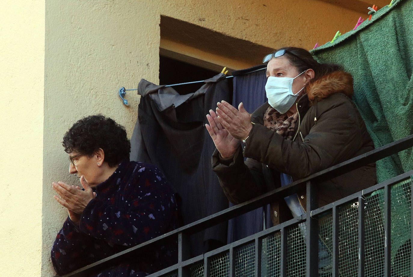 Los aplausos de las ocho, la cita ineludible del día. 