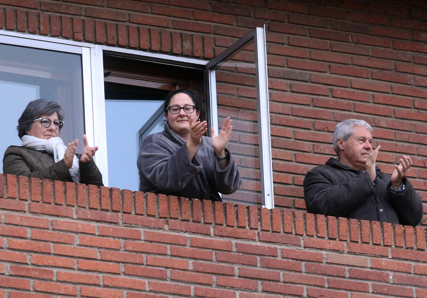 Los aplausos de las ocho, la cita ineludible del día. 