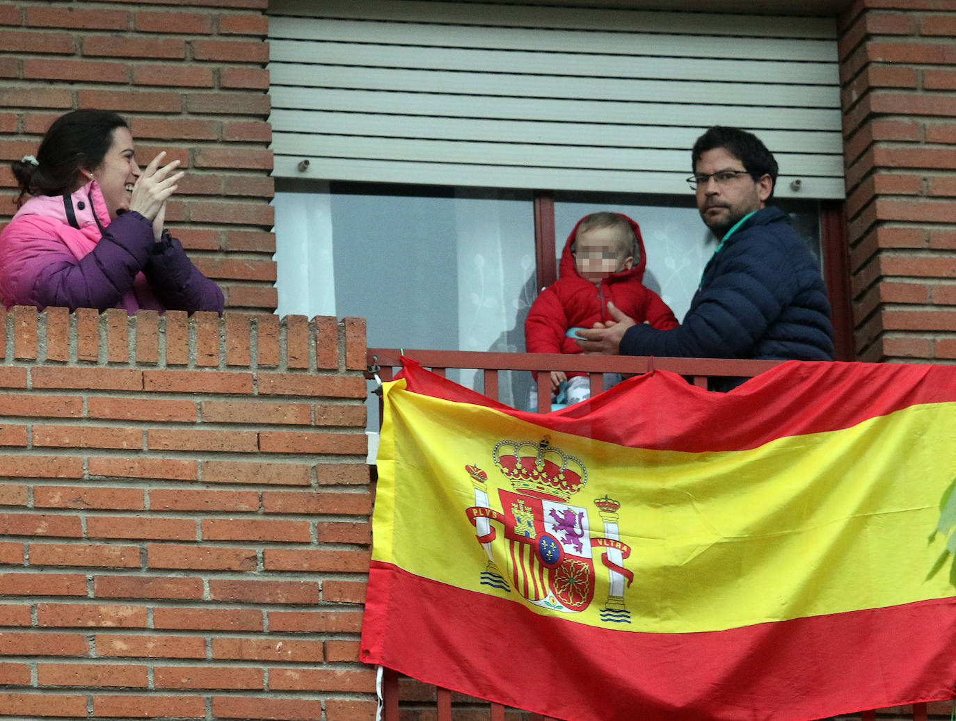 Los aplausos de las ocho, la cita ineludible del día. 