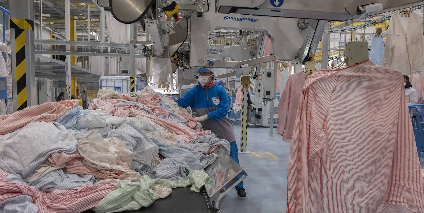 Fotos: Así se trabaja en la lavandería que trata ropa de hospital en Castilla y León