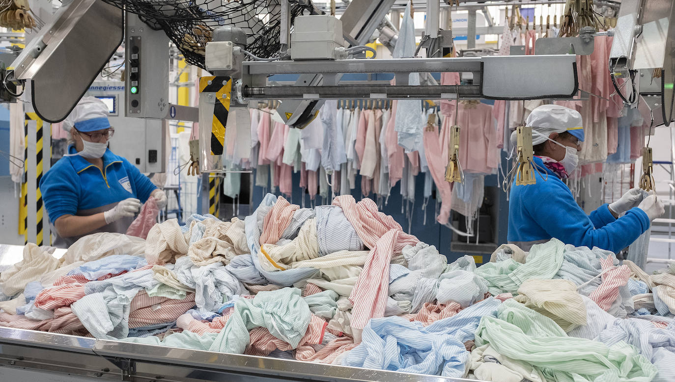 Fotos: Así se trabaja en la lavandería que trata ropa de hospital en Castilla y León