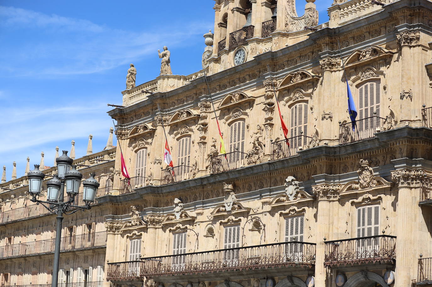 Los parques y plazas vacías y el silencio de la vía pública están a la espera de que la ciudad regrese a su actividad cotidiana. 