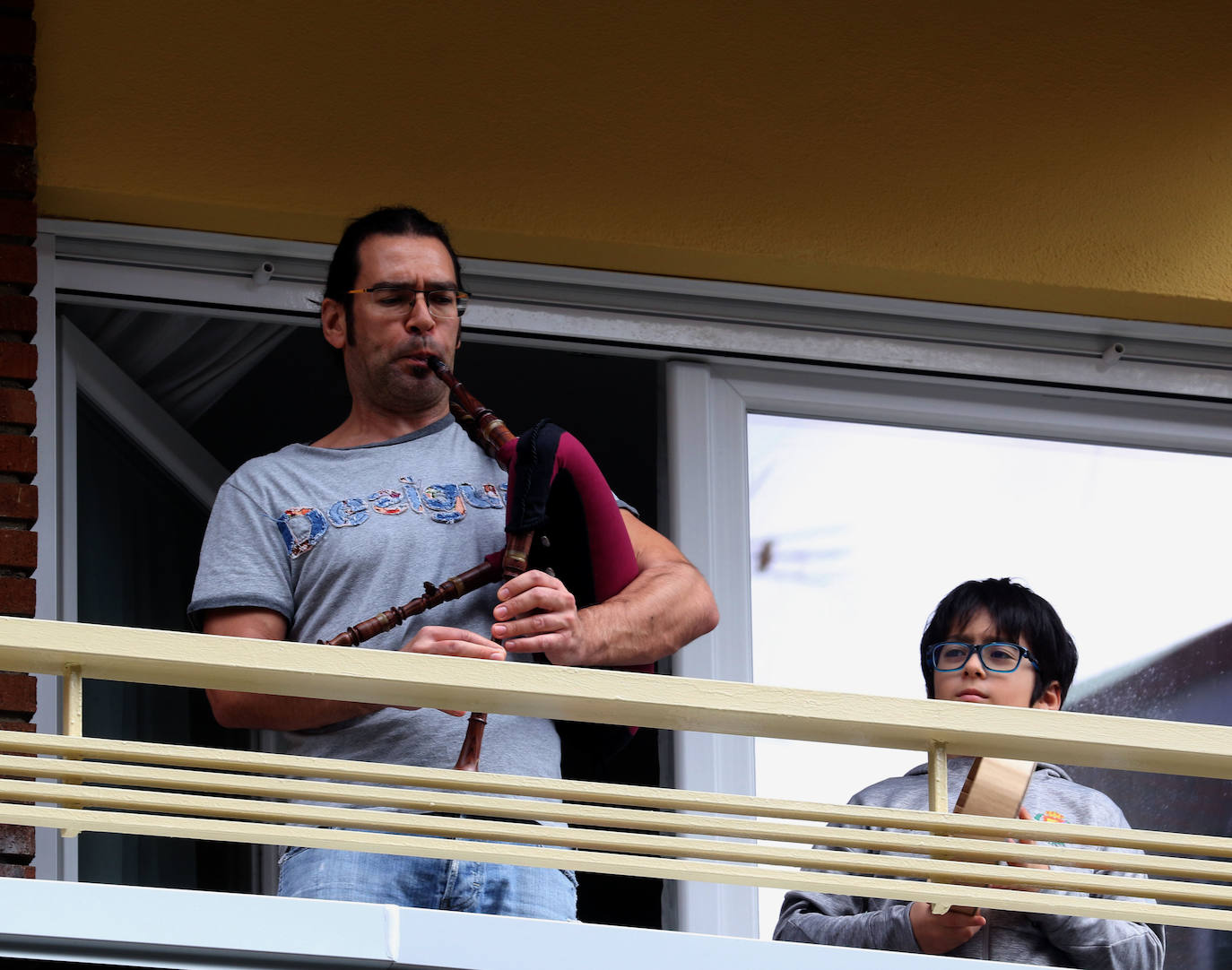 Los balcones y ventanas se han convertido desde que comenzó el estado de alarma en Valladolid en un espacio de encuentro, de esperanza y de vecindad. Son prácticamente nuestro único contacto con el exterior. Unos los decoran, otros toman el apetitivo en ellos y todos se mandan ánimos a distancia. 