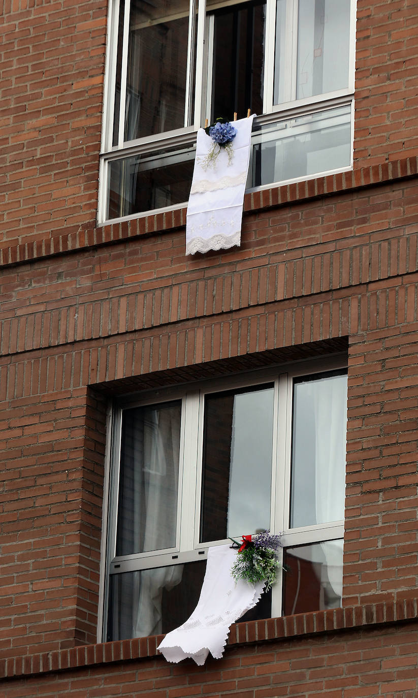 Los balcones y ventanas se han convertido desde que comenzó el estado de alarma en Valladolid en un espacio de encuentro, de esperanza y de vecindad. Son prácticamente nuestro único contacto con el exterior. Unos los decoran, otros toman el apetitivo en ellos y todos se mandan ánimos a distancia. 