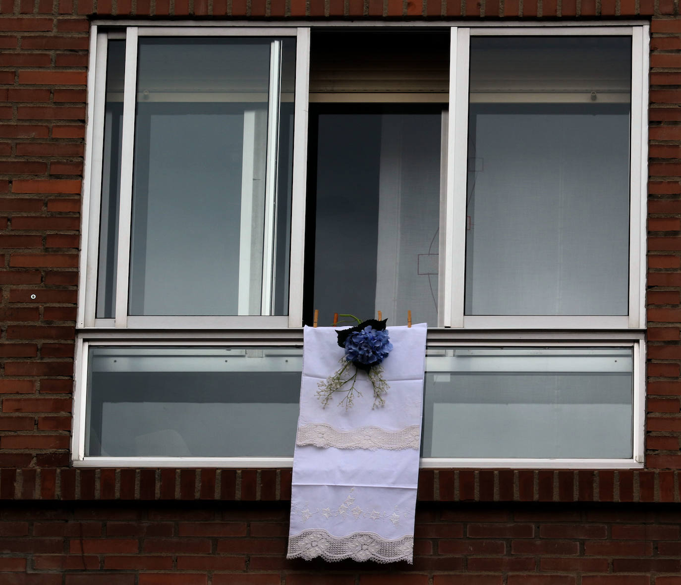 Los balcones y ventanas se han convertido desde que comenzó el estado de alarma en Valladolid en un espacio de encuentro, de esperanza y de vecindad. Son prácticamente nuestro único contacto con el exterior. Unos los decoran, otros toman el apetitivo en ellos y todos se mandan ánimos a distancia. 