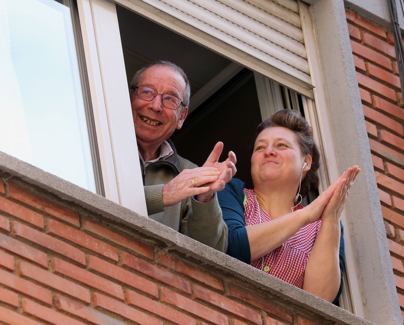 Los balcones y ventanas se han convertido desde que comenzó el estado de alarma en Valladolid en un espacio de encuentro, de esperanza y de vecindad. Son prácticamente nuestro único contacto con el exterior. Unos los decoran, otros toman el apetitivo en ellos y todos se mandan ánimos a distancia. 