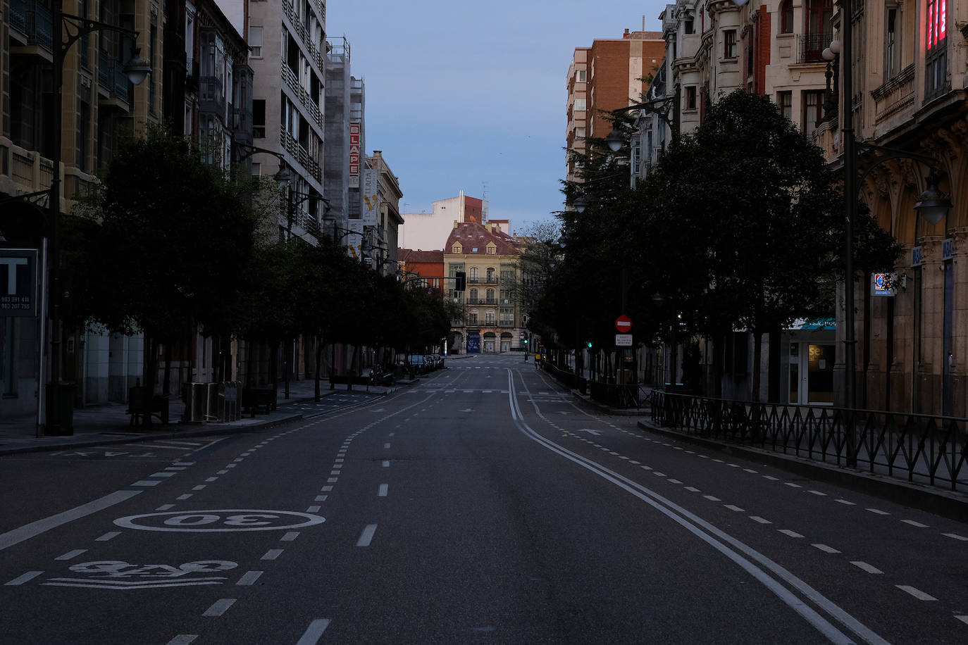 Fotos: Las calles de Valladolid, vacías en el sábado de la tercera semana de estado de alarma