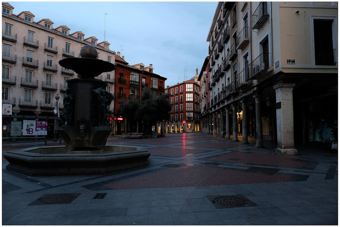 Fotos: Las calles de Valladolid, vacías en el sábado de la tercera semana de estado de alarma