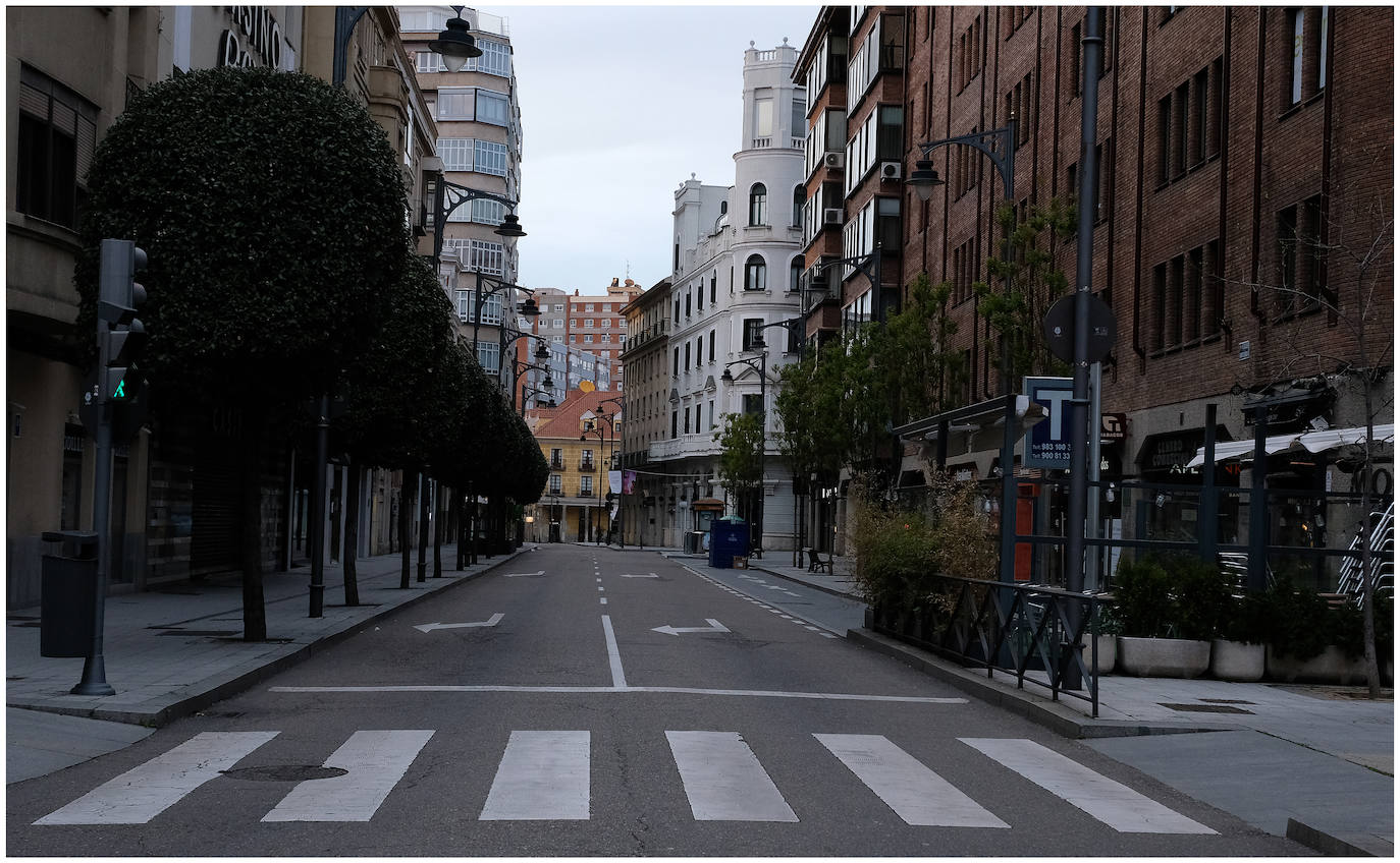Fotos: Las calles de Valladolid, vacías en el sábado de la tercera semana de estado de alarma