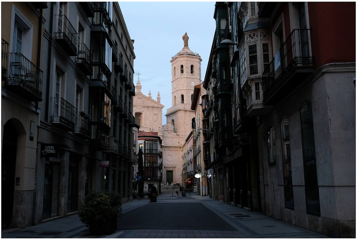 Fotos: Las calles de Valladolid, vacías en el sábado de la tercera semana de estado de alarma