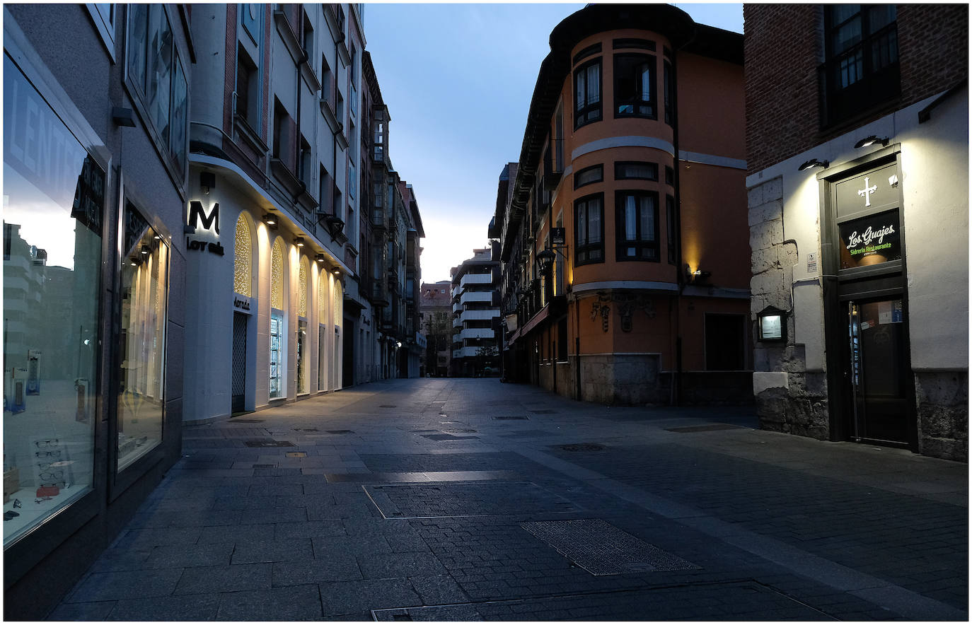 Fotos: Las calles de Valladolid, vacías en el sábado de la tercera semana de estado de alarma