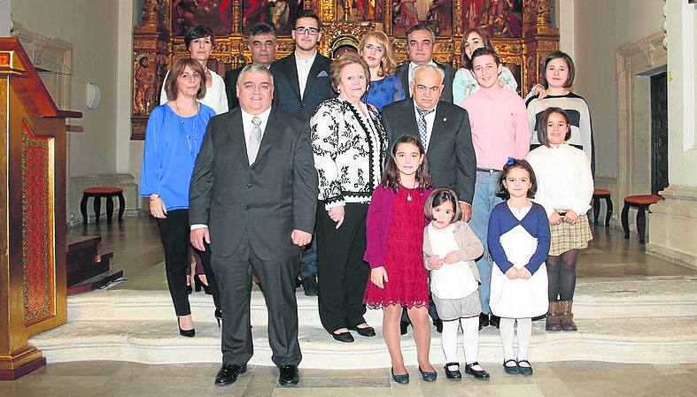 Carlos García Brizuela, en el centro, rodeado de su familia. 