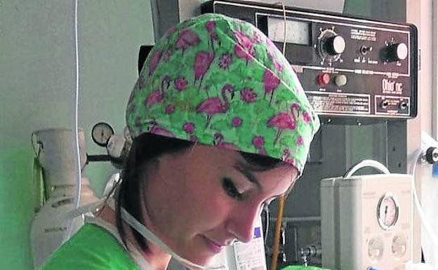 La palentina, con un recién nacido en su etapa del Hospital Clínico de Valladolid.