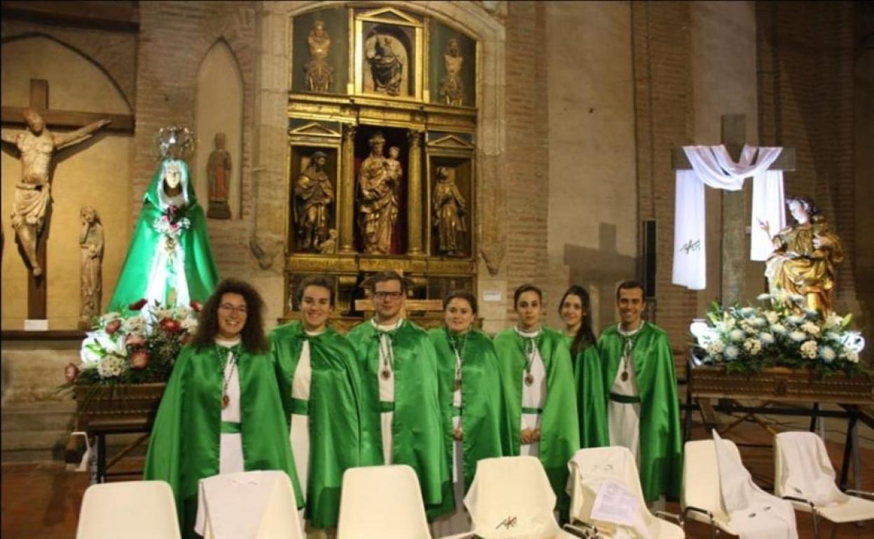 Miembros de la junta directiva de la Cofradía de la Cruz y del Amor de Alba de Tormes. 