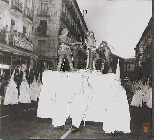 Cortejo de la Procesión General del Viernes Santo en los años 70 en Valladolid. 