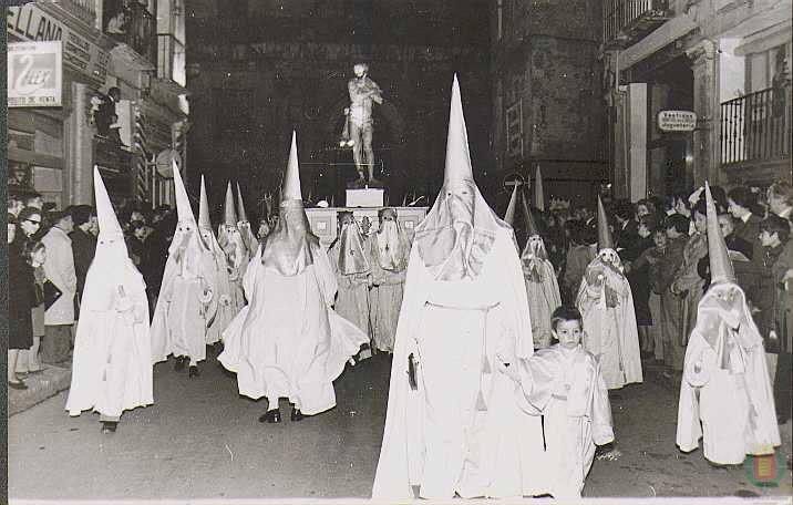 Cortejo de la Procesión General del Viernes Santo en los años 70 en Valladolid. 