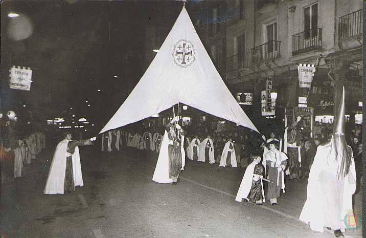 Cortejo de la Procesión General del Viernes Santo en los años 70 en Valladolid. 