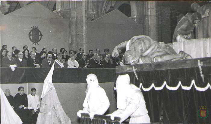 Cortejo de la Procesión General del Viernes Santo en los años 70 en Valladolid. 