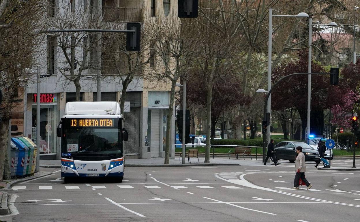 Un autobús de la línea 13 circula por una calle del centro de la ciudad. 