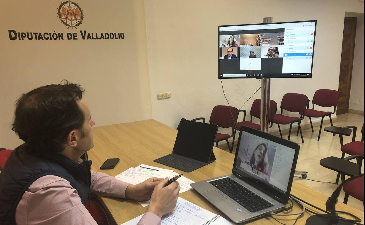 El presidente de la Diputación de Valladolid, Conrado Íscar, durante la reunión por videoconferencia de la Mesa del Diálogo Social de la provincia de Valladolid. 