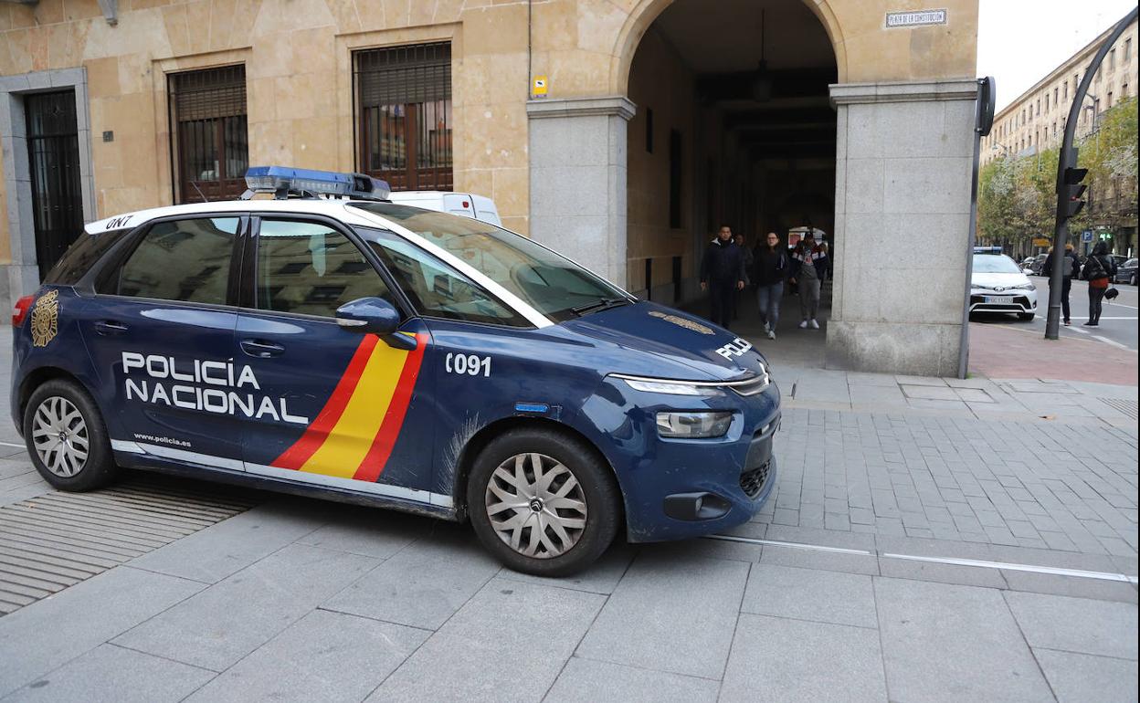 Vehículo policial en el centro de Salamanca.