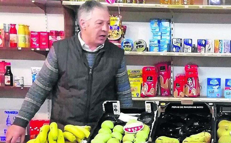 Fabián Castaño detrás del mostrador de su tienda.