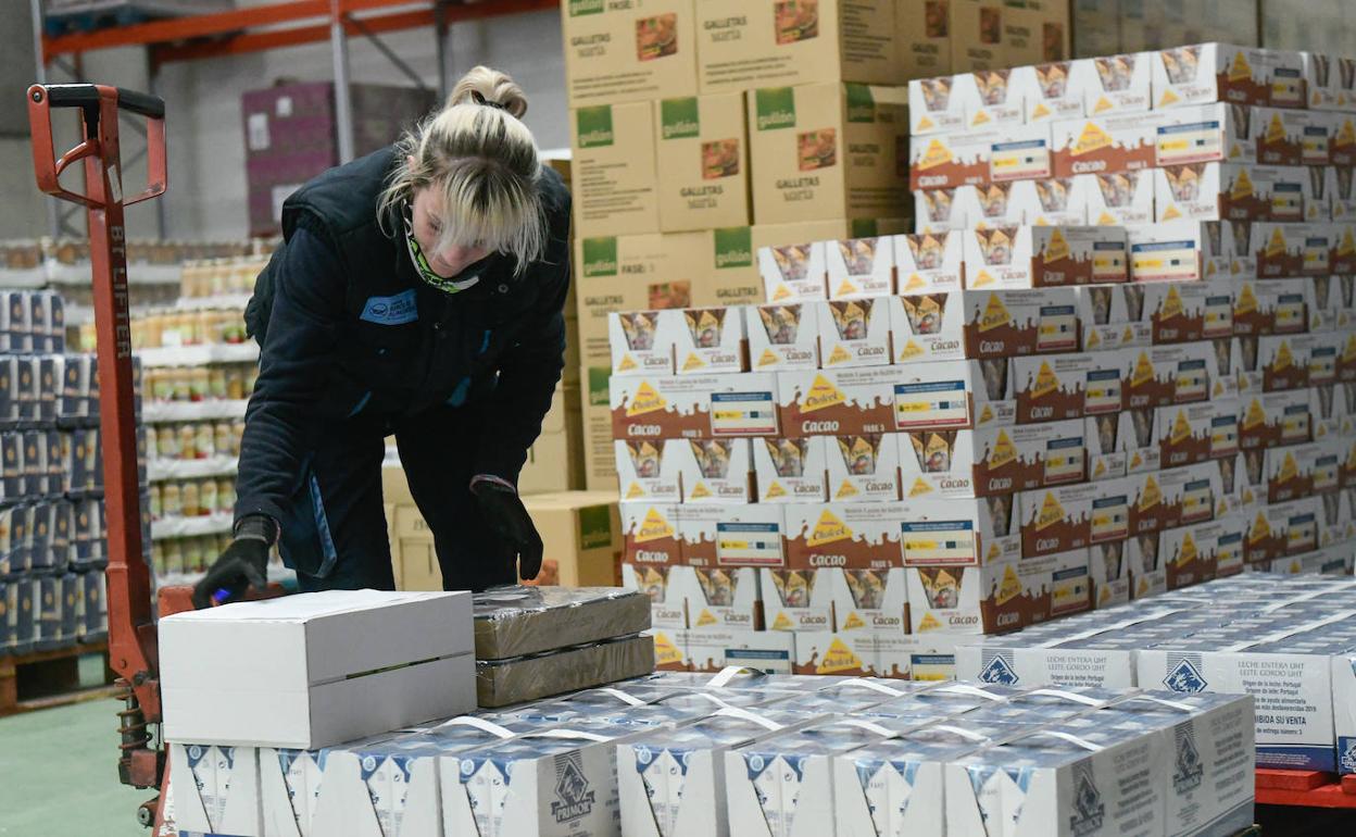 Una voluntaria trabaja en el Banco de Alimentos, durante el periodo de confinamiento. 