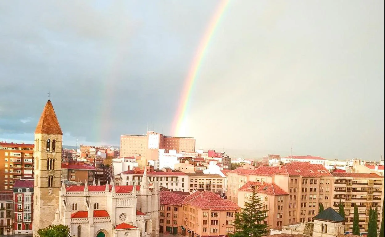 Arcoíris en el centro de Valladolid, este martes, 