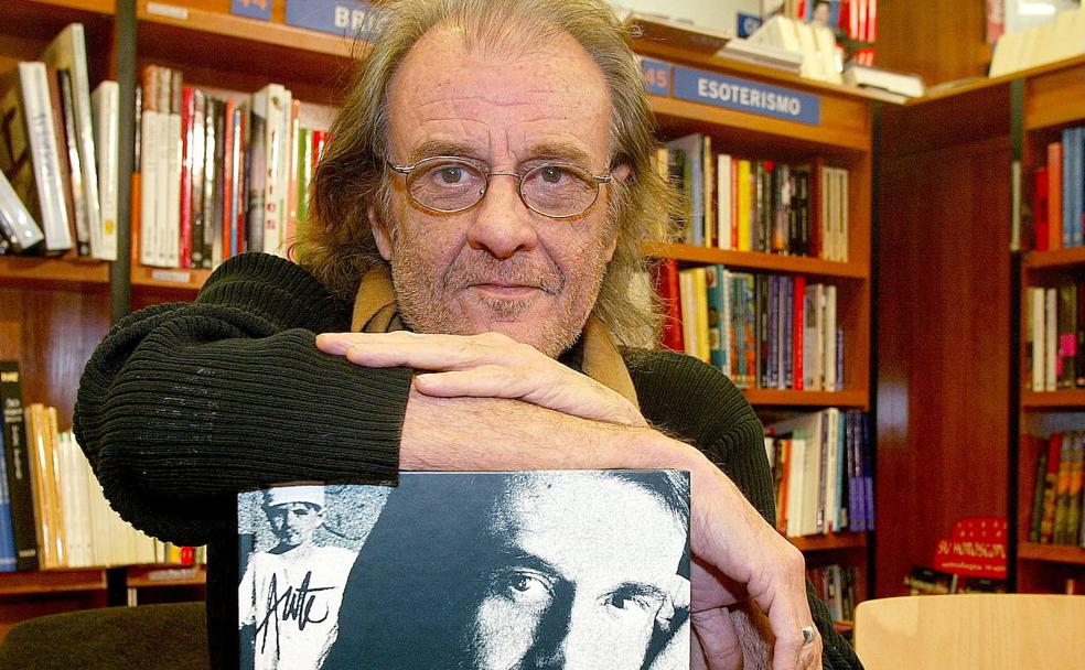 Luis Eduardo Aute durante la presentación de su libro 'Cuerpo del delito' en la libreria Oletvm de Valladolid. 