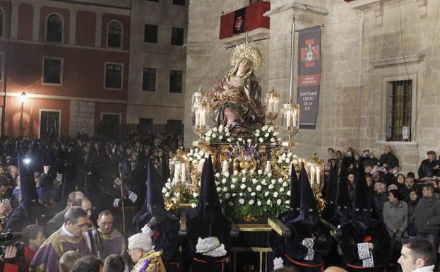 Cofrades de las Angustian portal las andas de la Virgen en la Plaza de Santa Cruz.