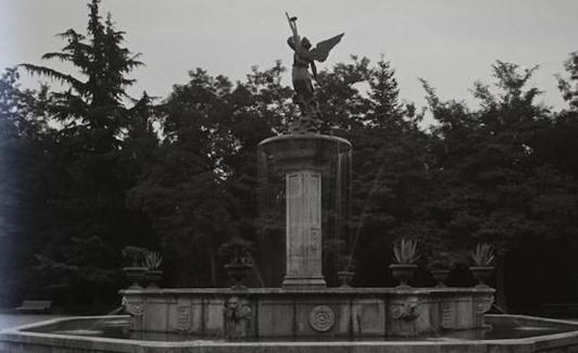 Foto esteoroscópica de la Fuente de laFama del Campo Grande, construida en honor de Miguel Íscar.