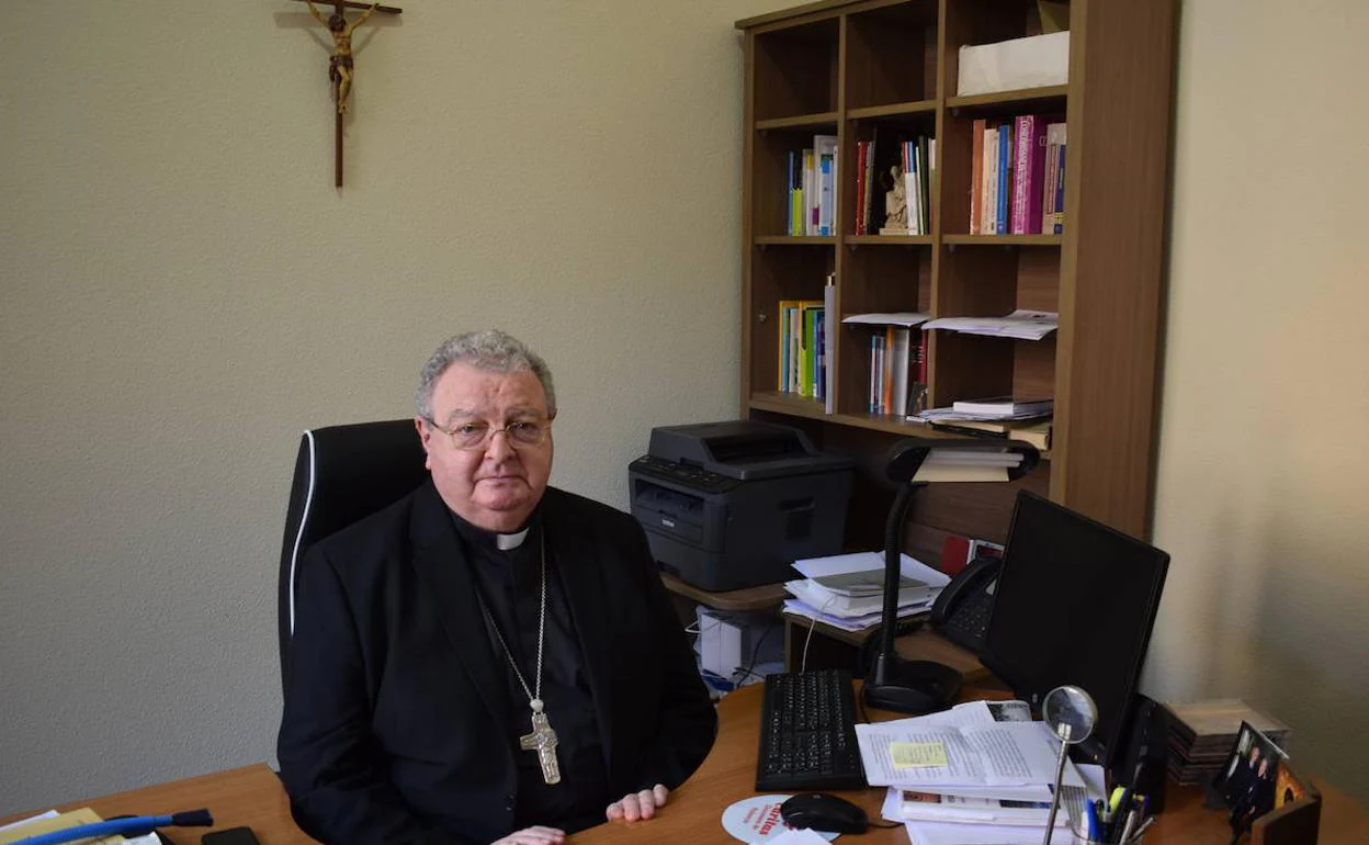 El obispo de Palencia, Manuel Herrero, en la mesa de trabajo de su cuarto en la Casa Sacerdotal. 